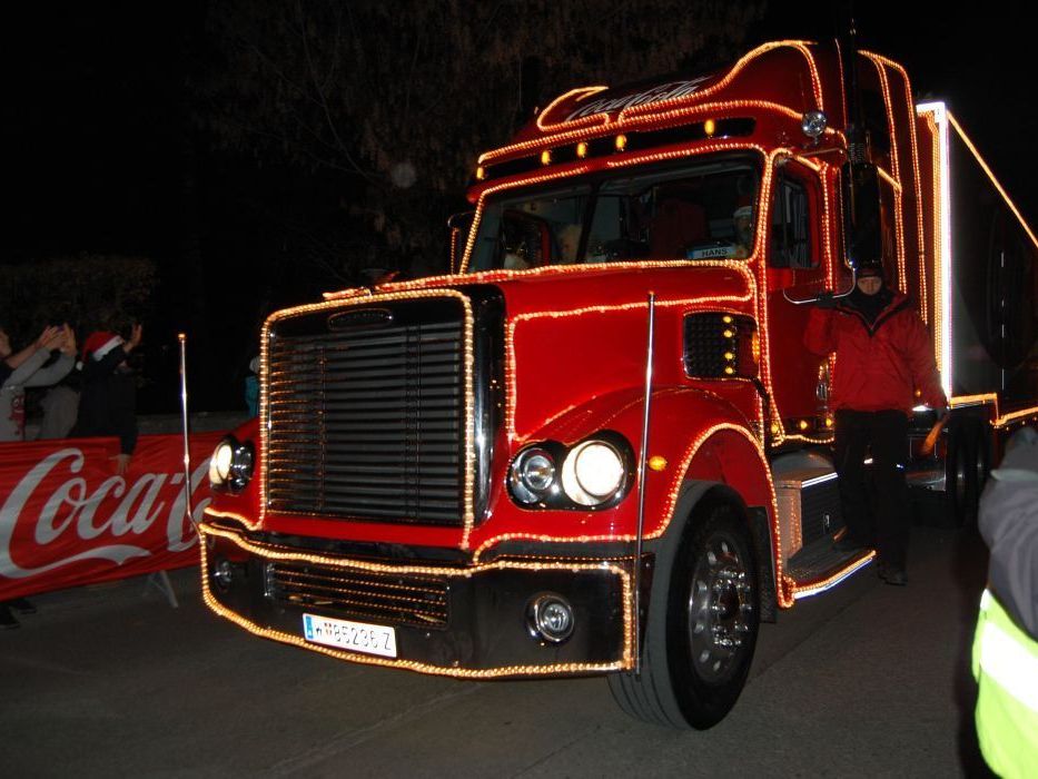 Rot und mit vielen Lichtern ausgestattet: der Coca -Cola Weihnachtstruck. Rot und mit vielen Lichtern ausgestattet: der Coca -Cola Weihnachtstruck.