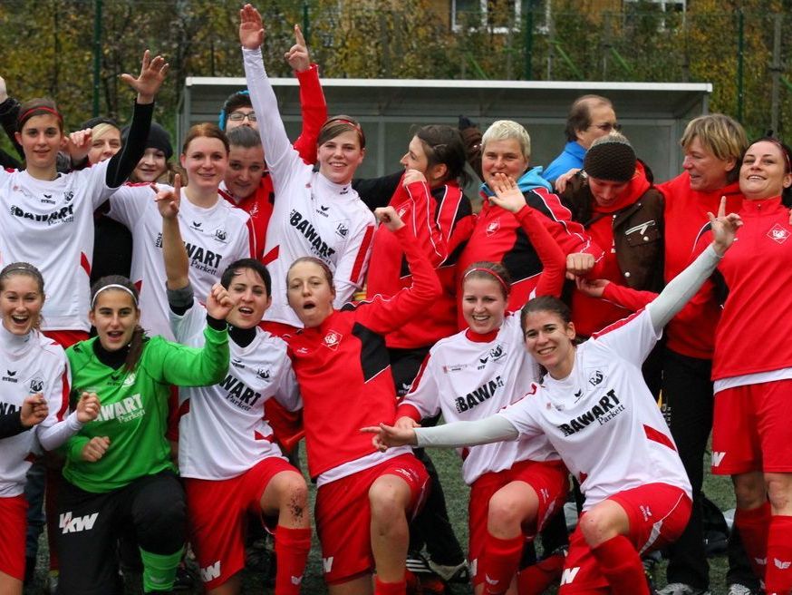 Riesengroßer Jubel bei den RW Rankweil Damen über den Gewinn des Herbstmeistertitel. Riesengroßer Jubel bei den RW Rankweil Damen über den Gewinn des Herbstmeistertitel.