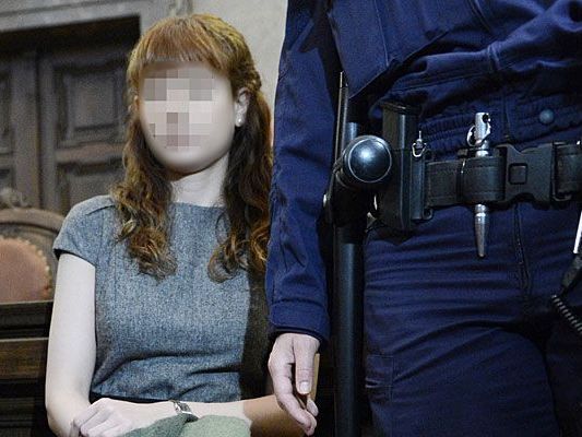 Beim dritten Prozesstag war Esti unverändert in einem schlichten grauen Kleid zugegen Beim dritten Prozesstag war Esti unverändert in einem schlichten grauen Kleid zugegen