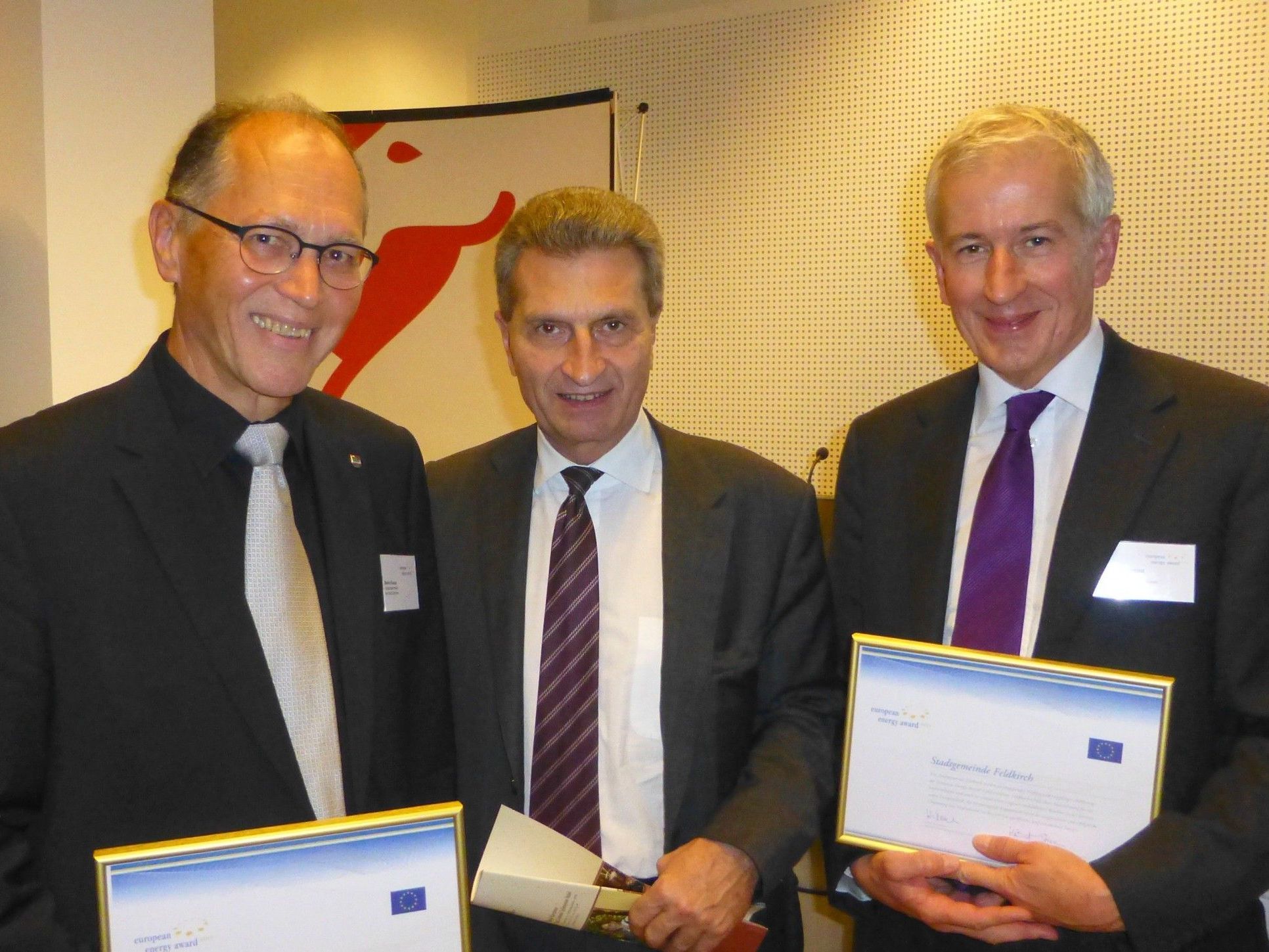 Stolz auf den European Energy Award in Gold: Dornbirns Vizebürgermeister Martin Ruepp (li) und Feldkirchs Bürgermeister Wilfried Berchtold (re) mit EU-Kommissar Günther Oettinger. Stolz auf den European Energy Award in Gold: Dornbirns Vizebürgermeister Martin Ruepp (li) und Feldkirchs Bürgermeister Wilfried Berchtold (re) mit EU-Kommissar Günther Oettinger.