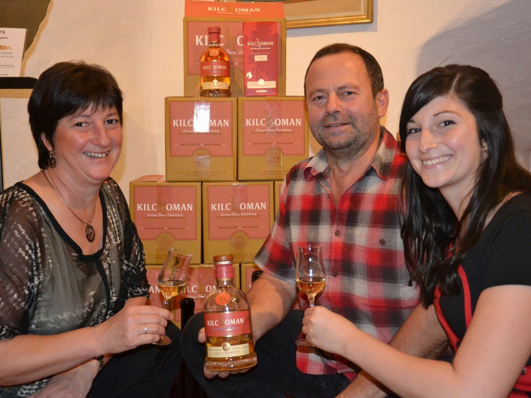 Präsentierten zum 2. Geburtstag ihren eigenen Whisky: (v.l.) Irene, Gerhard & Alexandra Kreutz