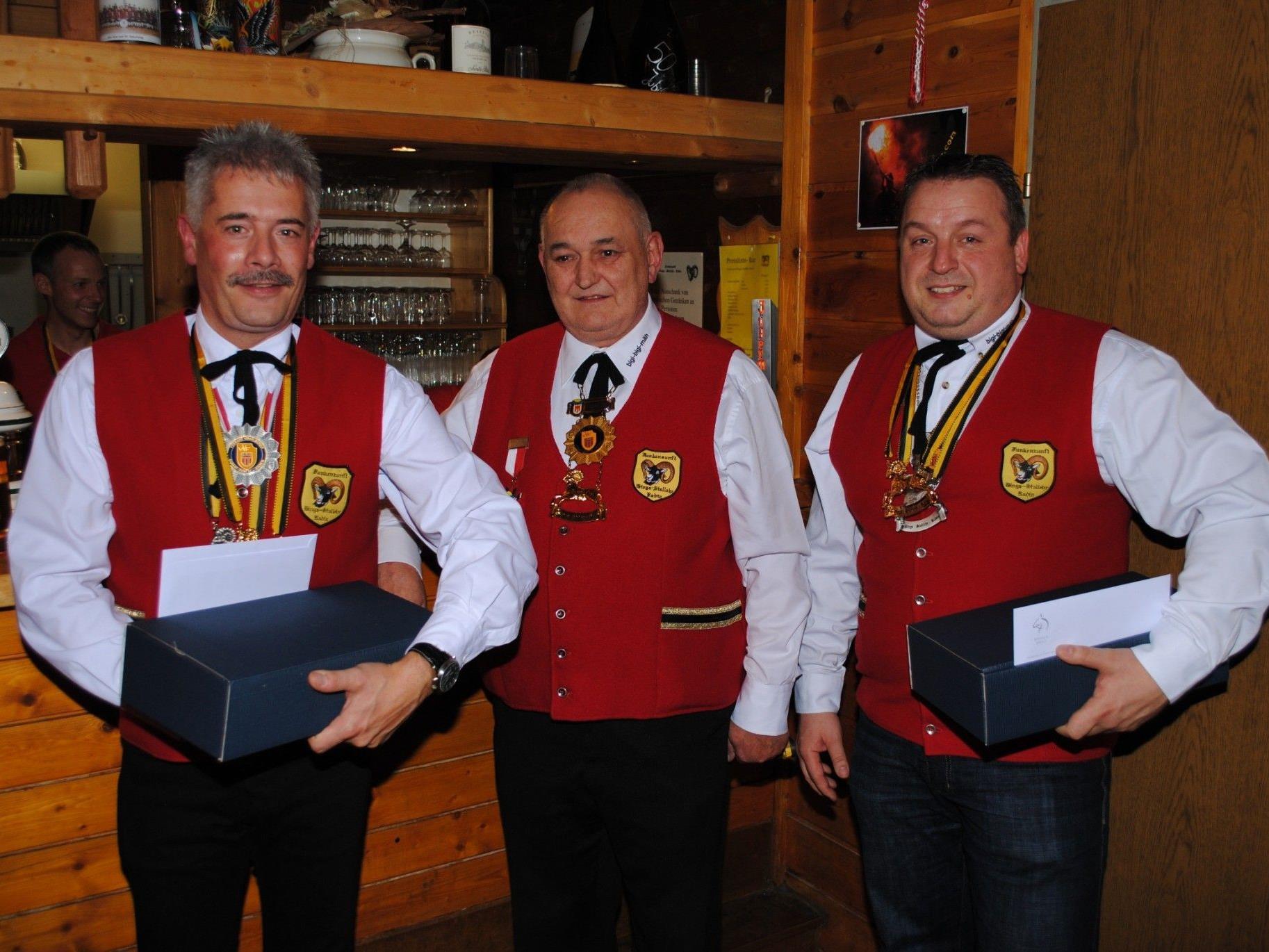 Johannes Fritz (li.) und Andreas Hatz (re.) erhielten aus den Händen von EM Hugo Küng den Goldenen Schafbock