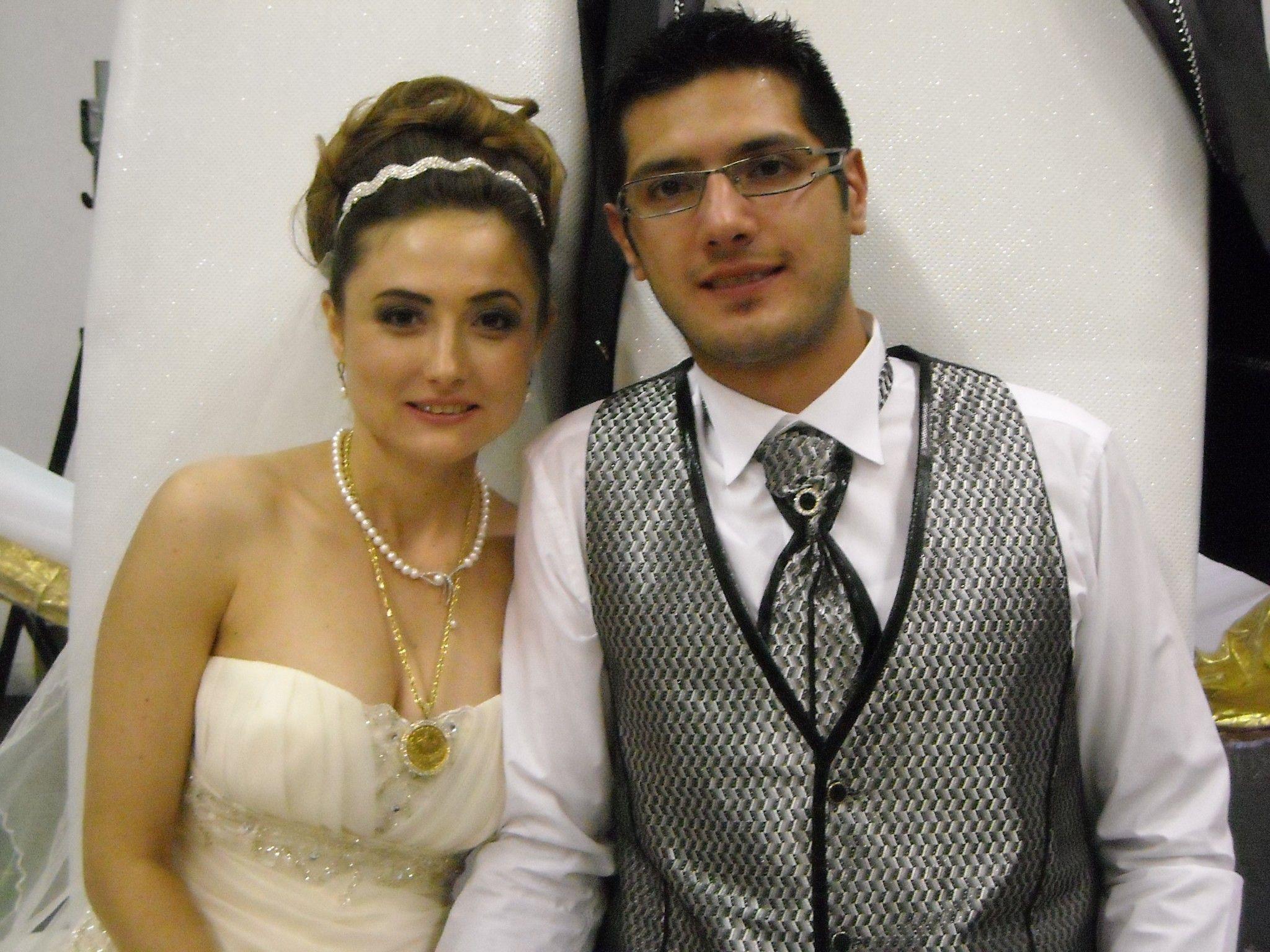 Das glückliche Paar während des Hochzeitsfestes in der Messehalle.
