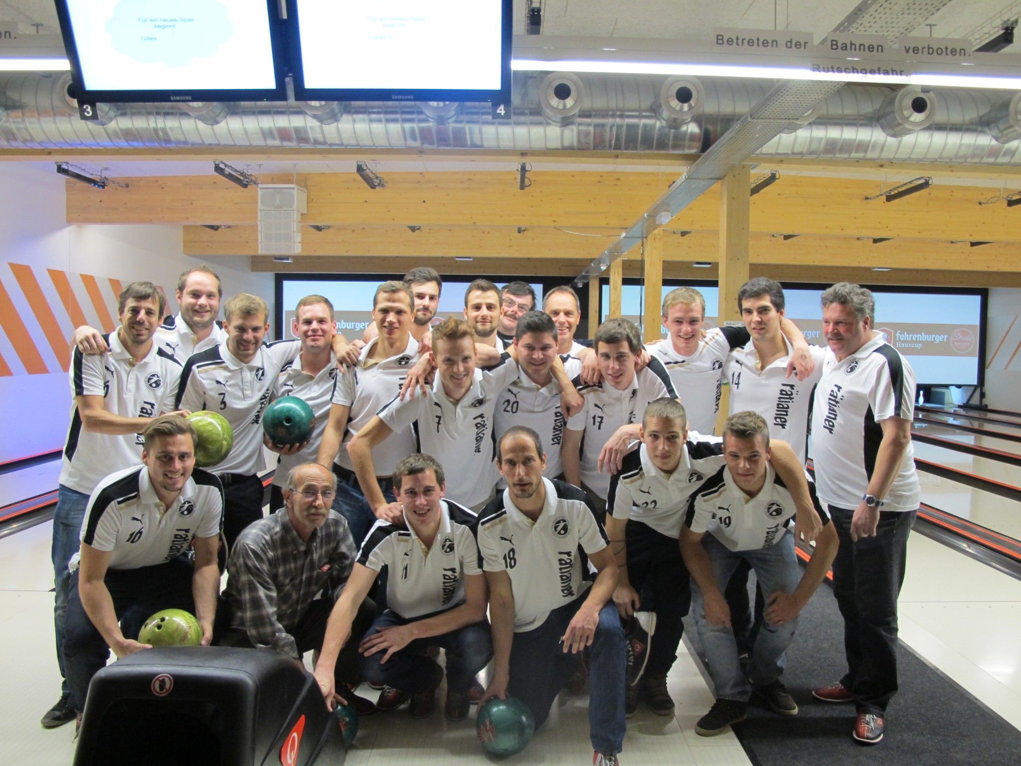 Bowling beim Hauptsponsor im Fohren Center stand für die Rätia-Kicker für einmal auf dem Programm. Bowling beim Hauptsponsor im Fohren Center stand für die Rätia-Kicker für einmal auf dem Programm.
