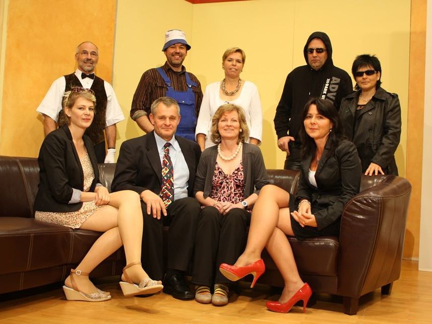 Die Schauspieler vom Theater Krumbach fiebern bereits der Premiere entgegen. Die Schauspieler vom Theater Krumbach fiebern bereits der Premiere entgegen.