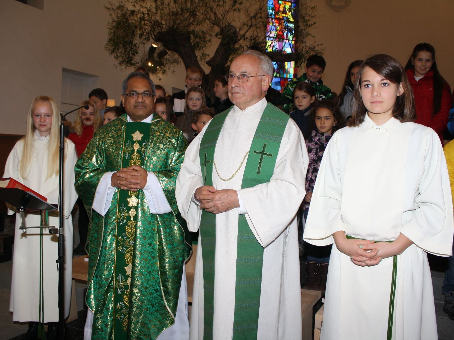 Pfarrmoderator Matthäus Elanjimittam, Dekan Ehrenreich Bereuter und Ministrantinnen Lisa Kuer und Katja Schedler. Pfarrmoderator Matthäus Elanjimittam, Dekan Ehrenreich Bereuter und Ministrantinnen Lisa Kuer und Katja Schedler.