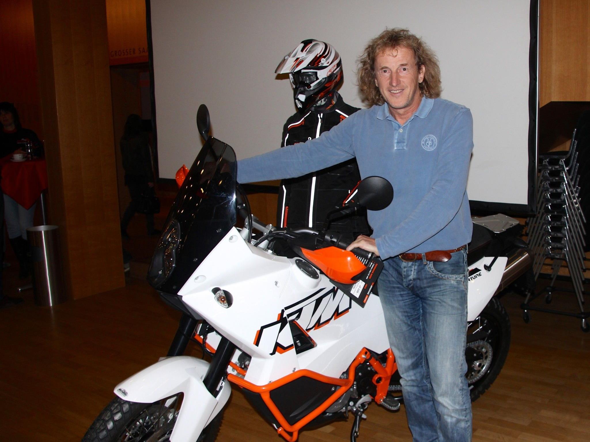 Josef Pichler zeigte sich in der Kulturbühne AmBach mit einem seiner KTM-Motorrädern, die ihn auf allen Reisen ständig begleiten