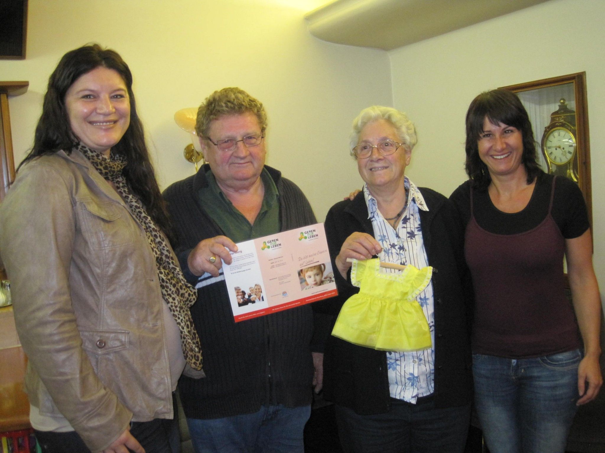 Foto vlnr: Katarina Pumper (Geben für Leben), Walter und Sophie Lampert, Susanne Marosch (Geben für Leben) bei der Geldübergabe Foto vlnr: Katarina Pumper (Geben für Leben), Walter und Sophie Lampert, Susanne Marosch (Geben für Leben) bei der Geldübergabe