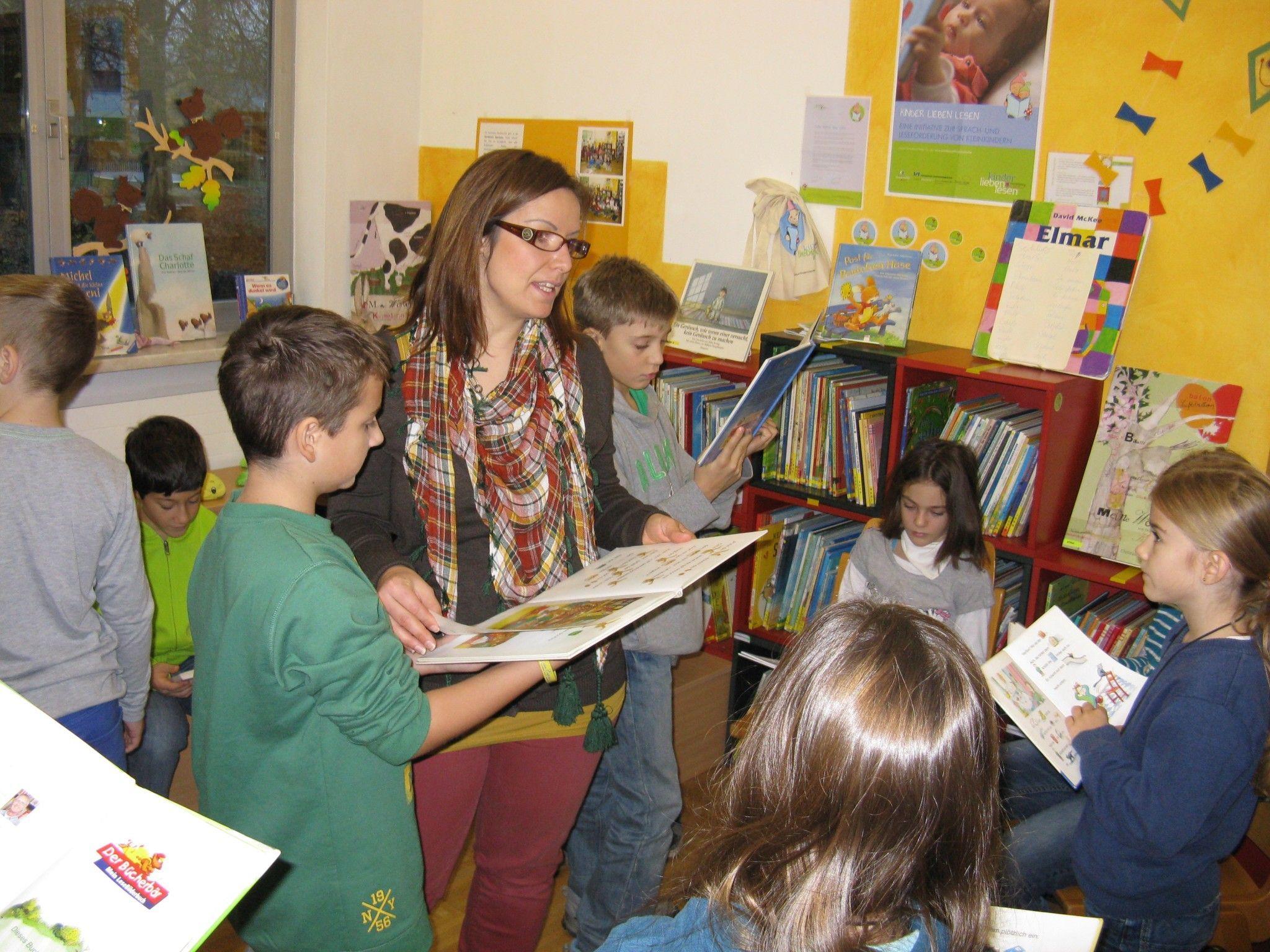 Mit viel Eifer sichteten die Schüler  mit ihren Lehrerinnen Cathrin Fröwis und Michaela Häusle den Bestand der Bibliothek.