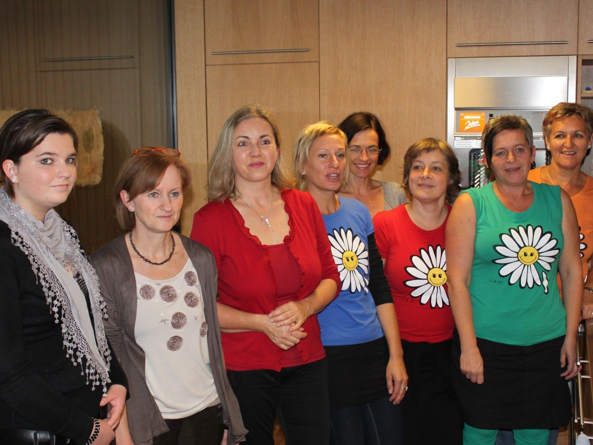 Auch die Pflegerinnen und Mitarbeiterinnen von "Nachbarschaft am Garnmarkt" feierten den ersten Geburtstag der Institution