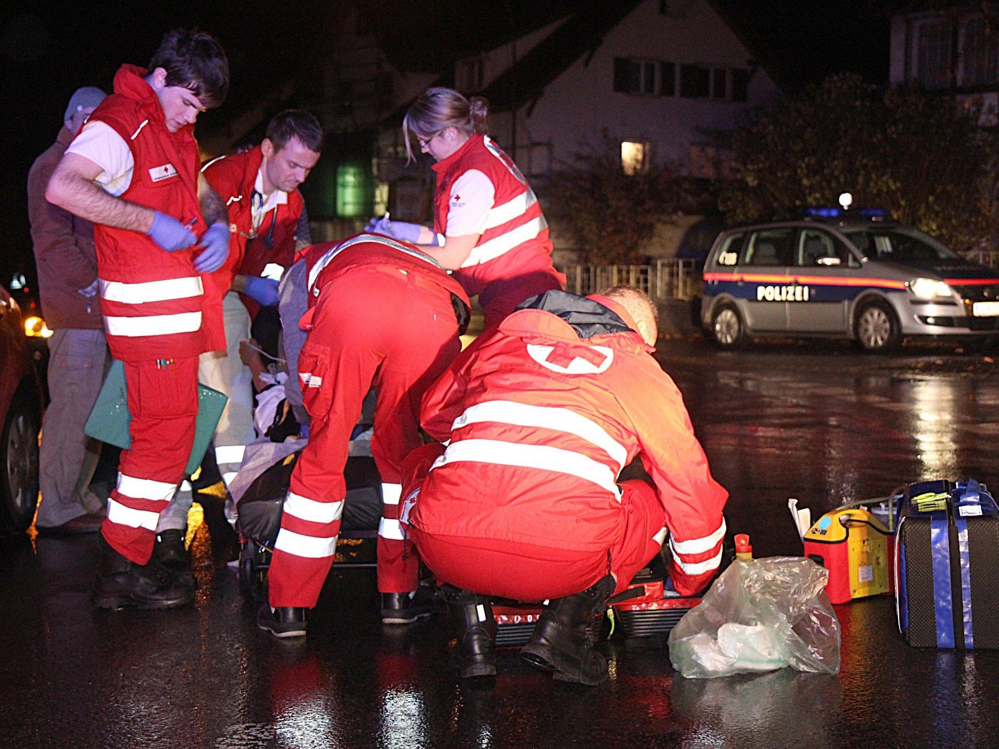 Rettungskräfte kümmern sich um die Verletzte.