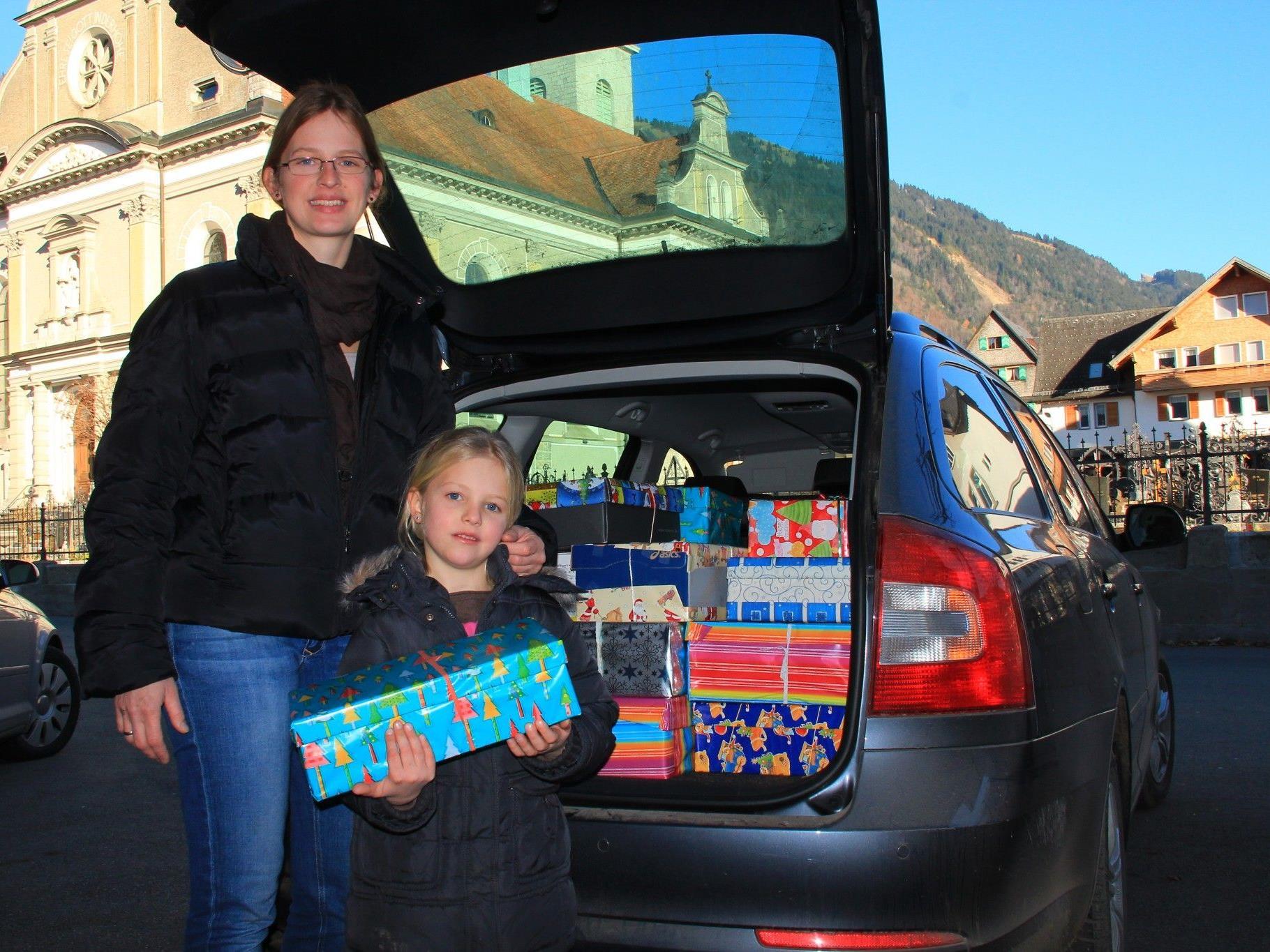 Monique Entner und ihre Tochter freuen sich über mehr als 50 Kartons aus Bezau. - © Lisa Schmidinger