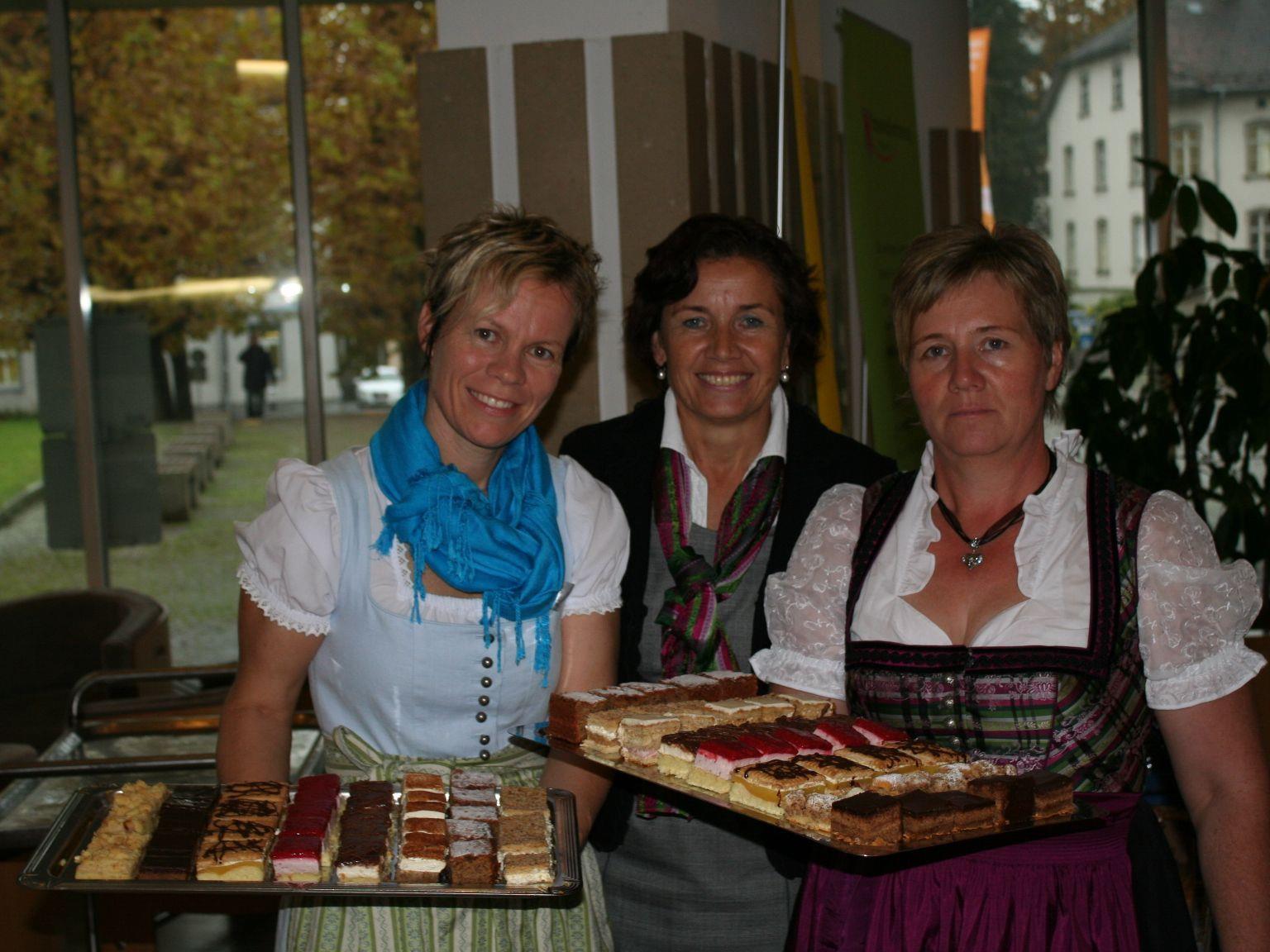 Andrea Bereuter, Evy Halder und Annelies Fessler verwöhnten die Gäste mit feinen Kuchen