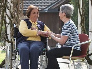 200 freiwillige HospizbegleiterInnen sind in ganz Vorarlberg in über 25.000 Einsatzstunden für Menschen an der Grenze des Lebens da. Hospiz Vorarlberg sucht nun in allen Teilen des Landes Frauen und Männer, die sich ehrenamtlich für die Begleitung von PatientInnen und Angehörigen engagieren möchten. Speziell gesucht werden ehrenamtliche MitarbeiterInnen im Bezirk Feldkirch sowie bei HOKI – Hospiz für Kinder. Am 26. und 27. November, finden dazu Info-Abende statt. 200 freiwillige HospizbegleiterInnen sind in ganz Vorarlberg in über 25.000 Einsatzstunden für Menschen an der Grenze des Lebens da. Hospiz Vorarlberg sucht nun in allen Teilen des Landes Frauen und Männer, die sich ehrenamtlich für die Begleitung von PatientInnen und Angehörigen engagieren möchten. Speziell gesucht werden ehrenamtliche MitarbeiterInnen im Bezirk Feldkirch sowie bei HOKI – Hospiz für Kinder. Am 26. und 27. November, finden dazu Info-Abende statt.