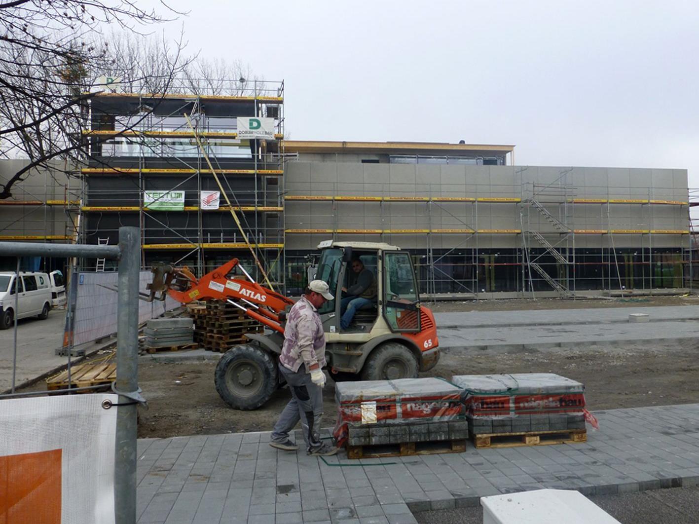 Die Bauarbeiten am neuen Inhaus-Zubau in der Lustenauer Straße laufen auf Hochtouren.