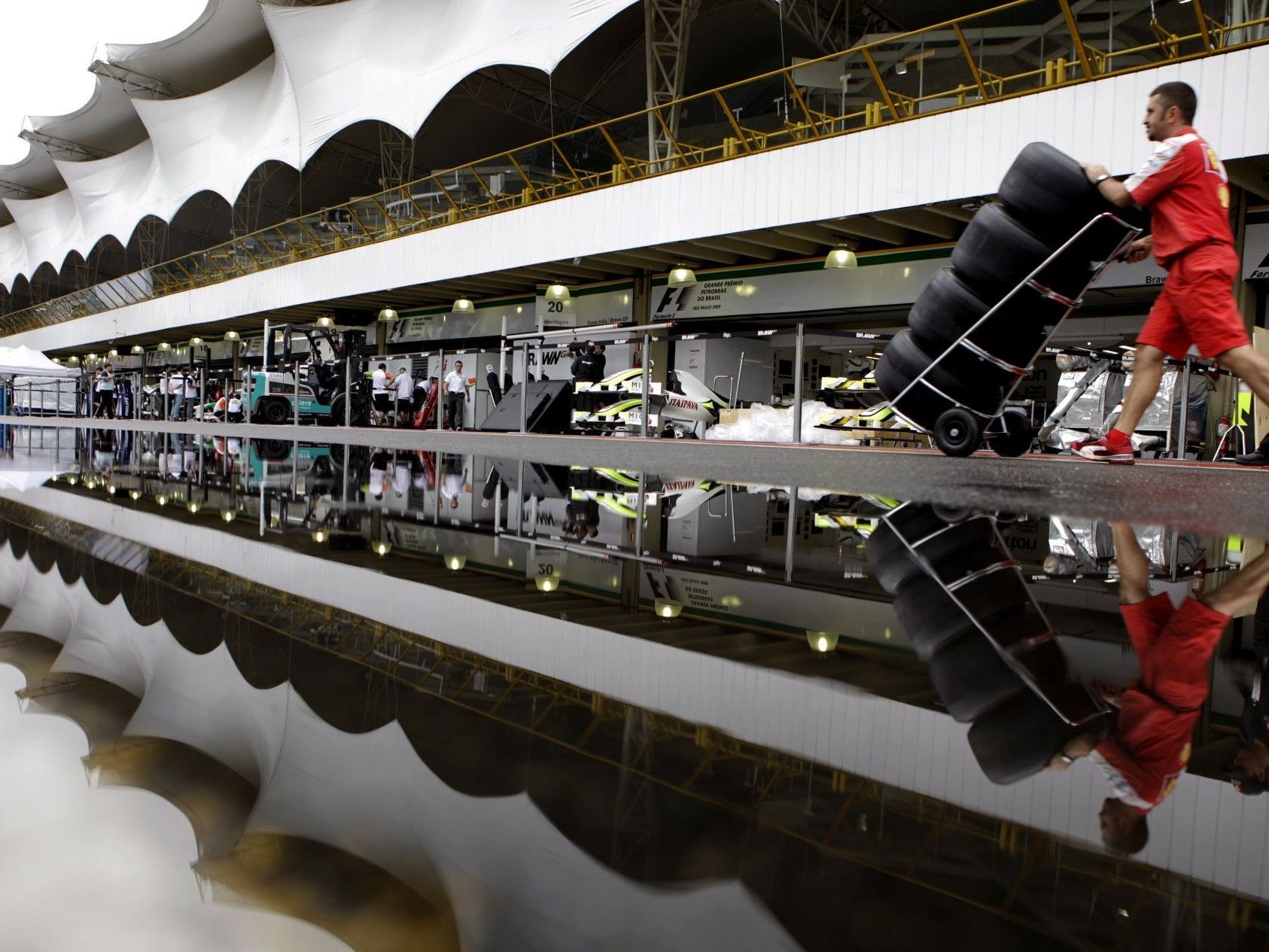 Abseits der Strecke macht die Sicherheit in Sao Paulo der Formel 1 große Probleme. Abseits der Strecke macht die Sicherheit in Sao Paulo der Formel 1 große Probleme.