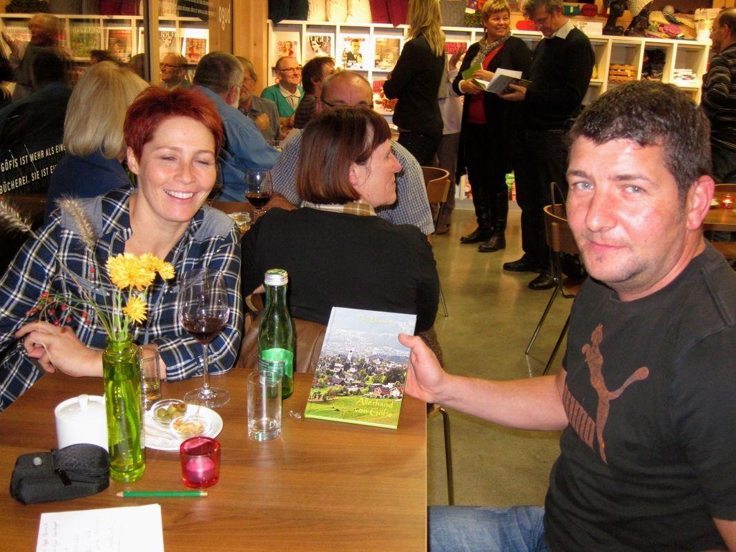 Elke und Ewald Mähr freuen sich über ein neues Buch mit Spannendem über Göfis