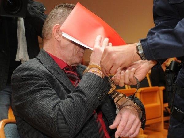 Der 51-jährige Angeklagte vor Beginn des Geschworenenprozess am Mittwoch in Steyr.