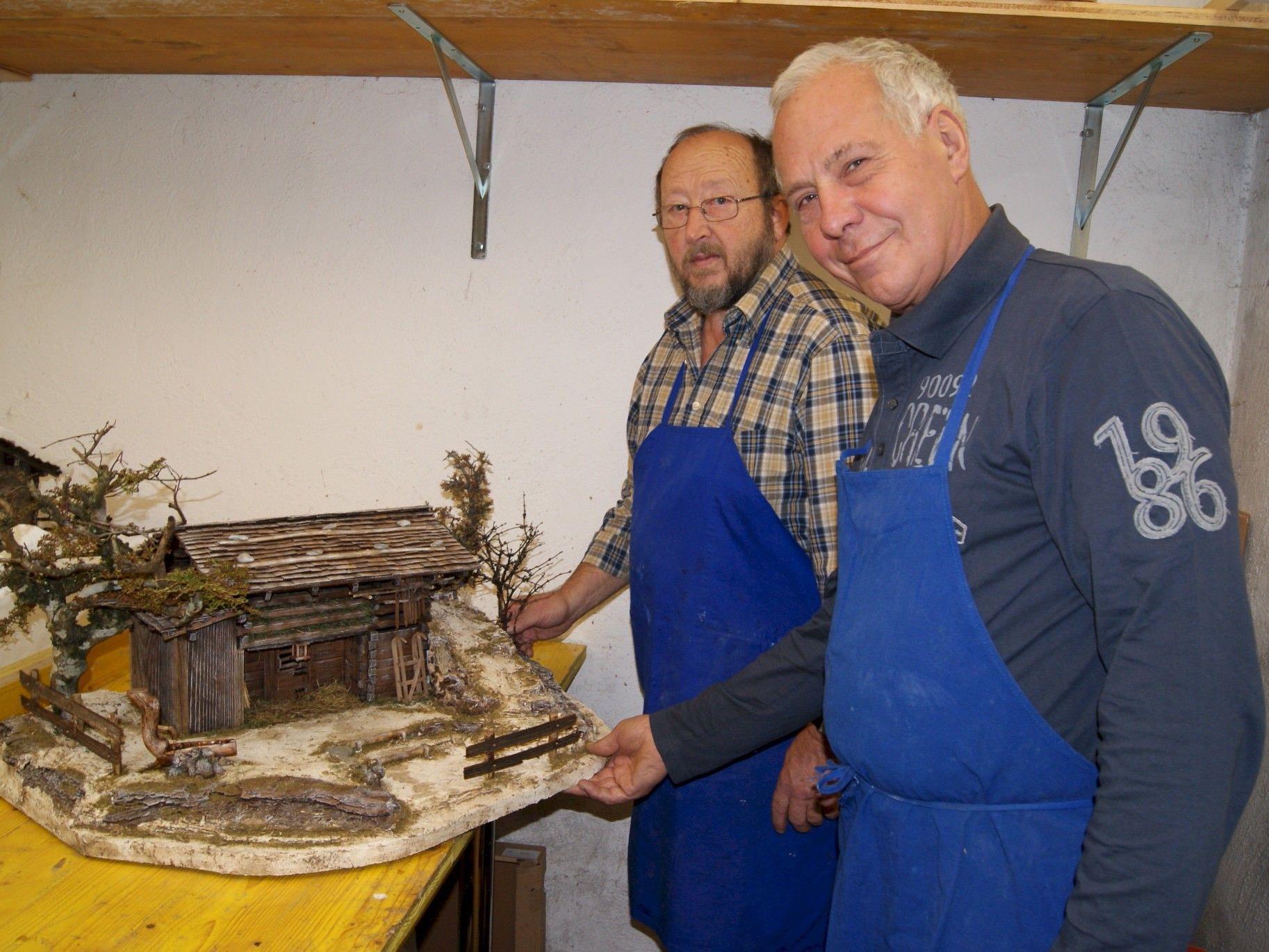 Ludwig Maier (l.) und Elmar Juen leiten die Krippenbaukurse in Partenen.