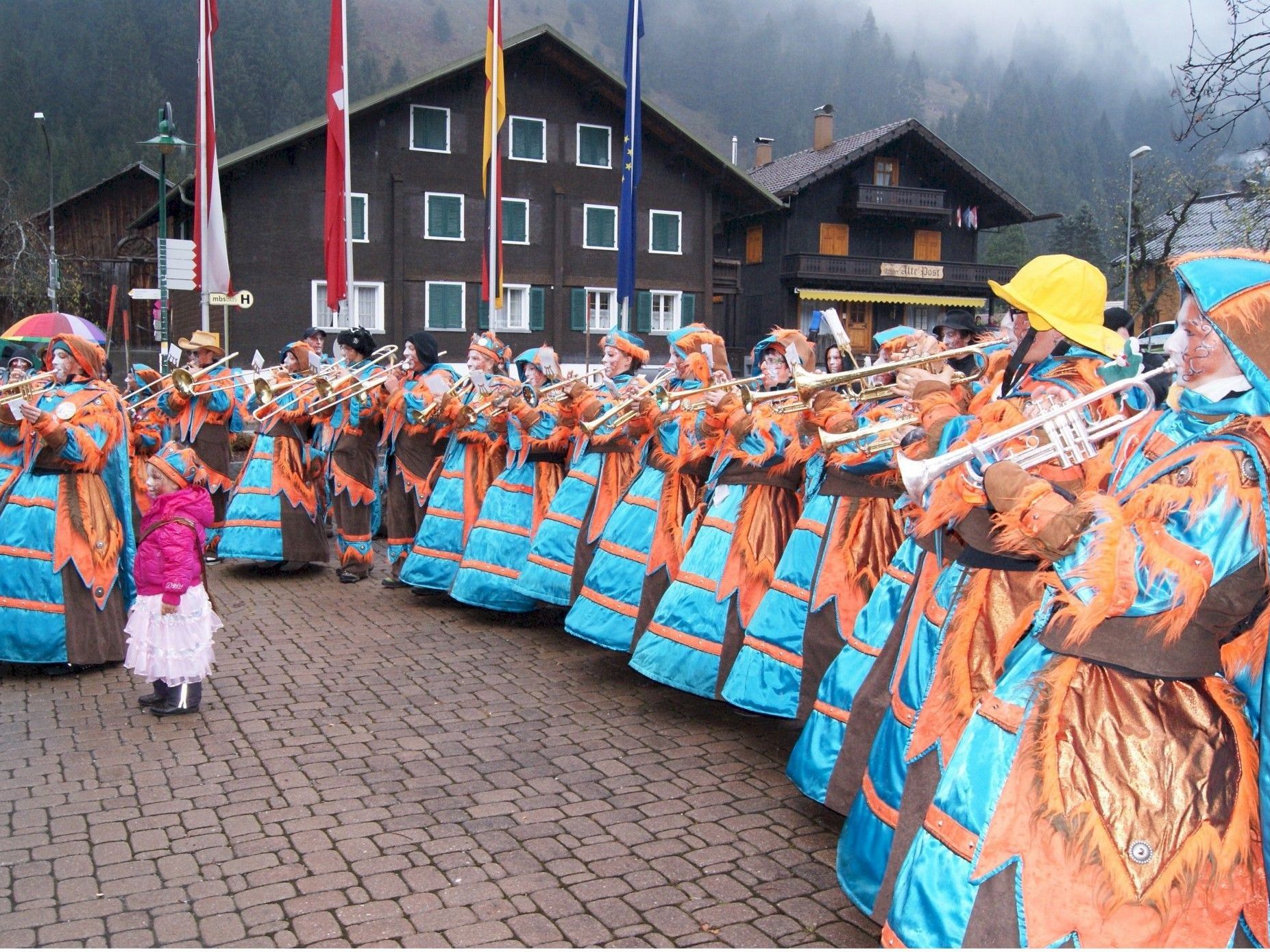 Die Partener Latschasorri läuteten den Fasching ein.