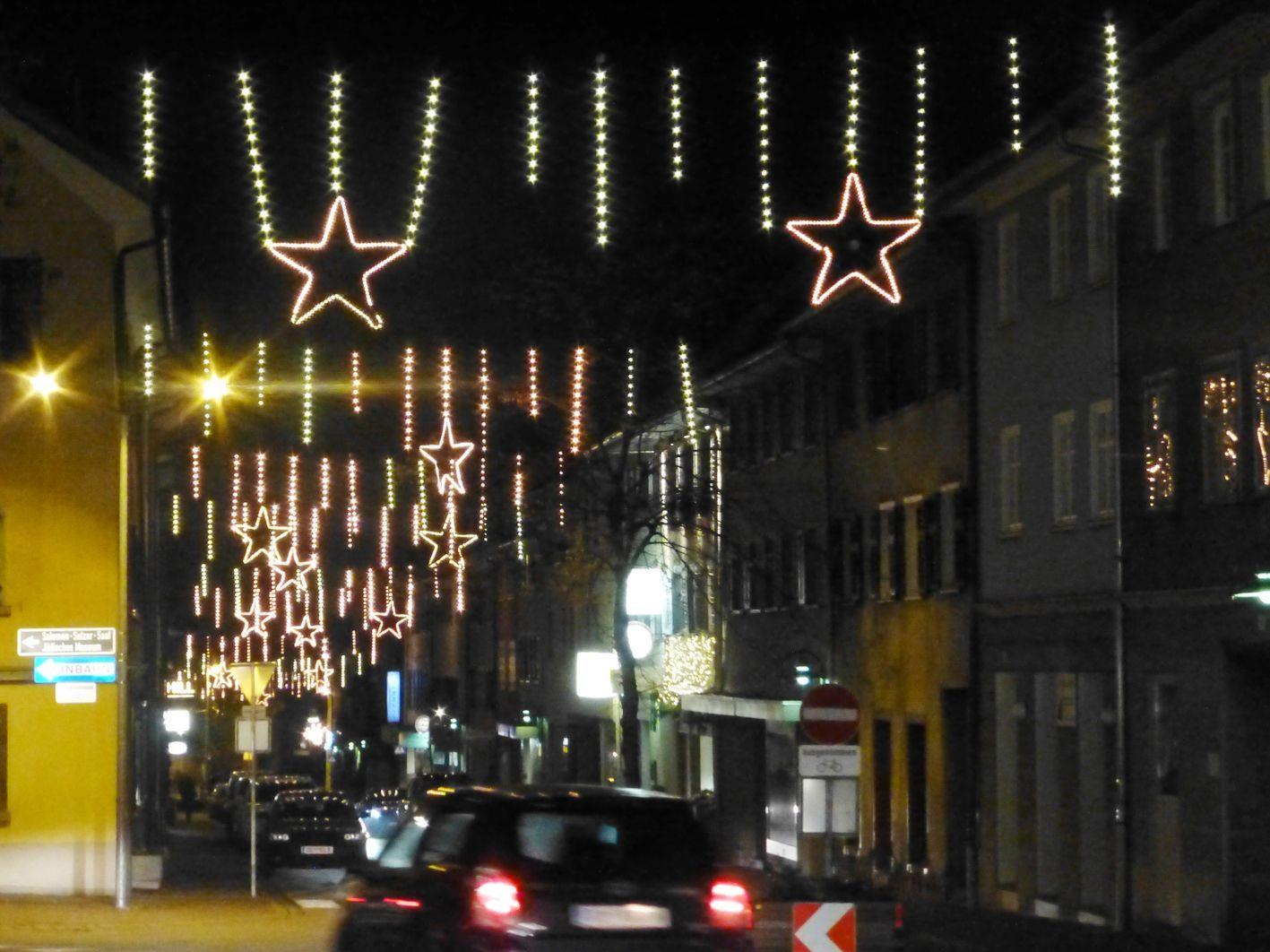 24 Lichtvorhänge mit 15 Weihnachtssternen erstrahlen seit Freitagabend in der Marktstraße