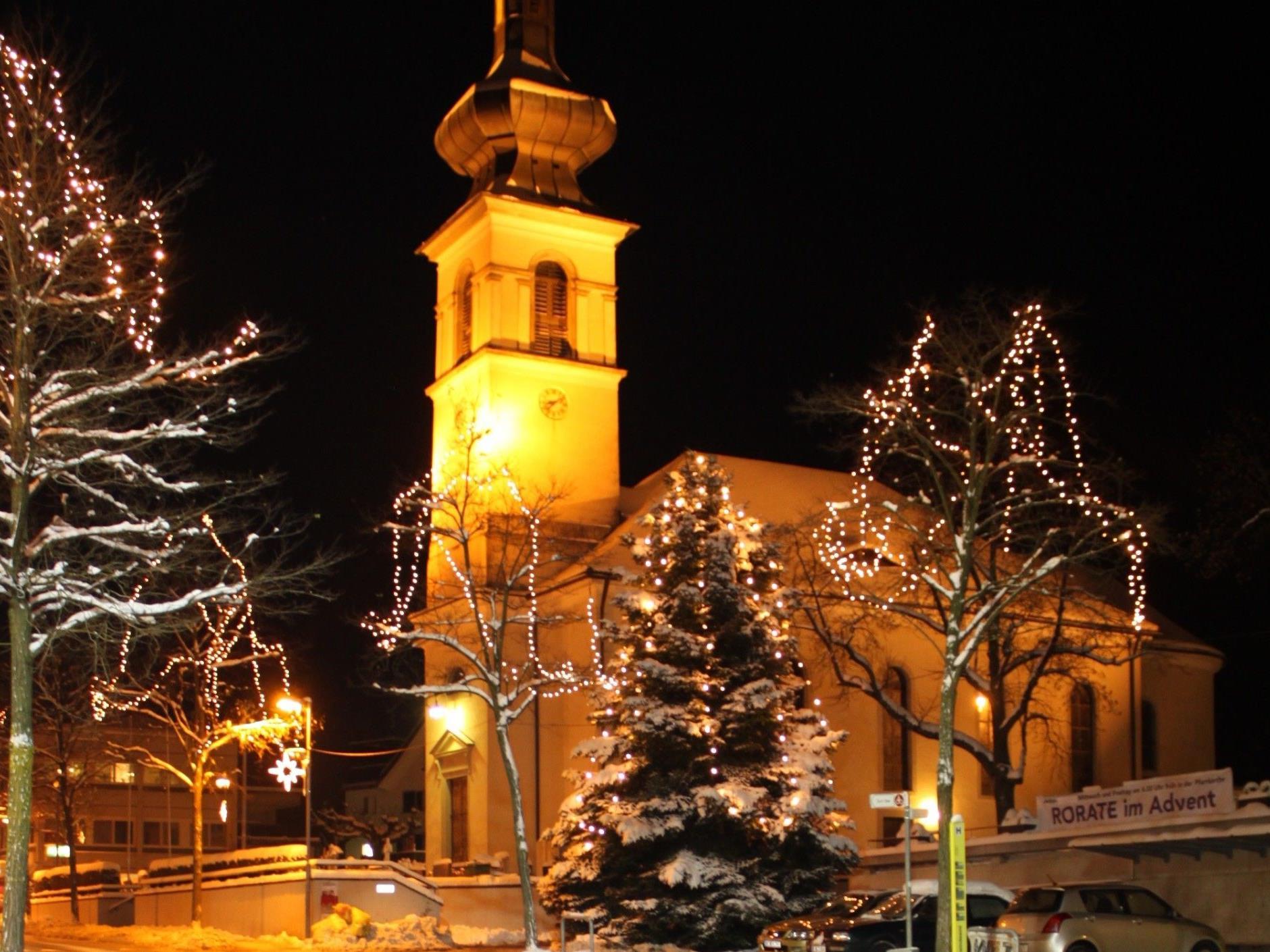 „Lochauer Adventzauber“: Mit der Entzündung der Weihnachtsbeleuchtung startet die Bodenseegemeinde in einen stimmungsvollen Advent.
