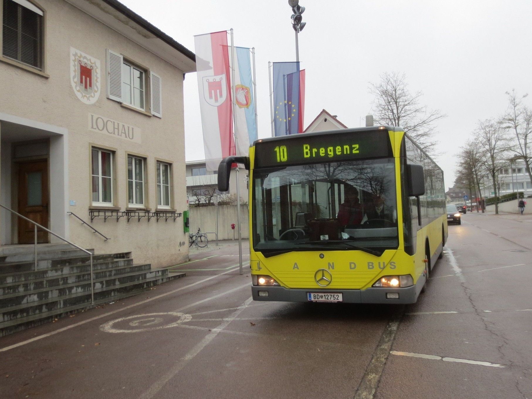 Gemeindeamt Lochau – Zentraler „Umsteigbahnhof“ auf alle Linien. Gemeindeamt Lochau – Zentraler „Umsteigbahnhof“ auf alle Linien.