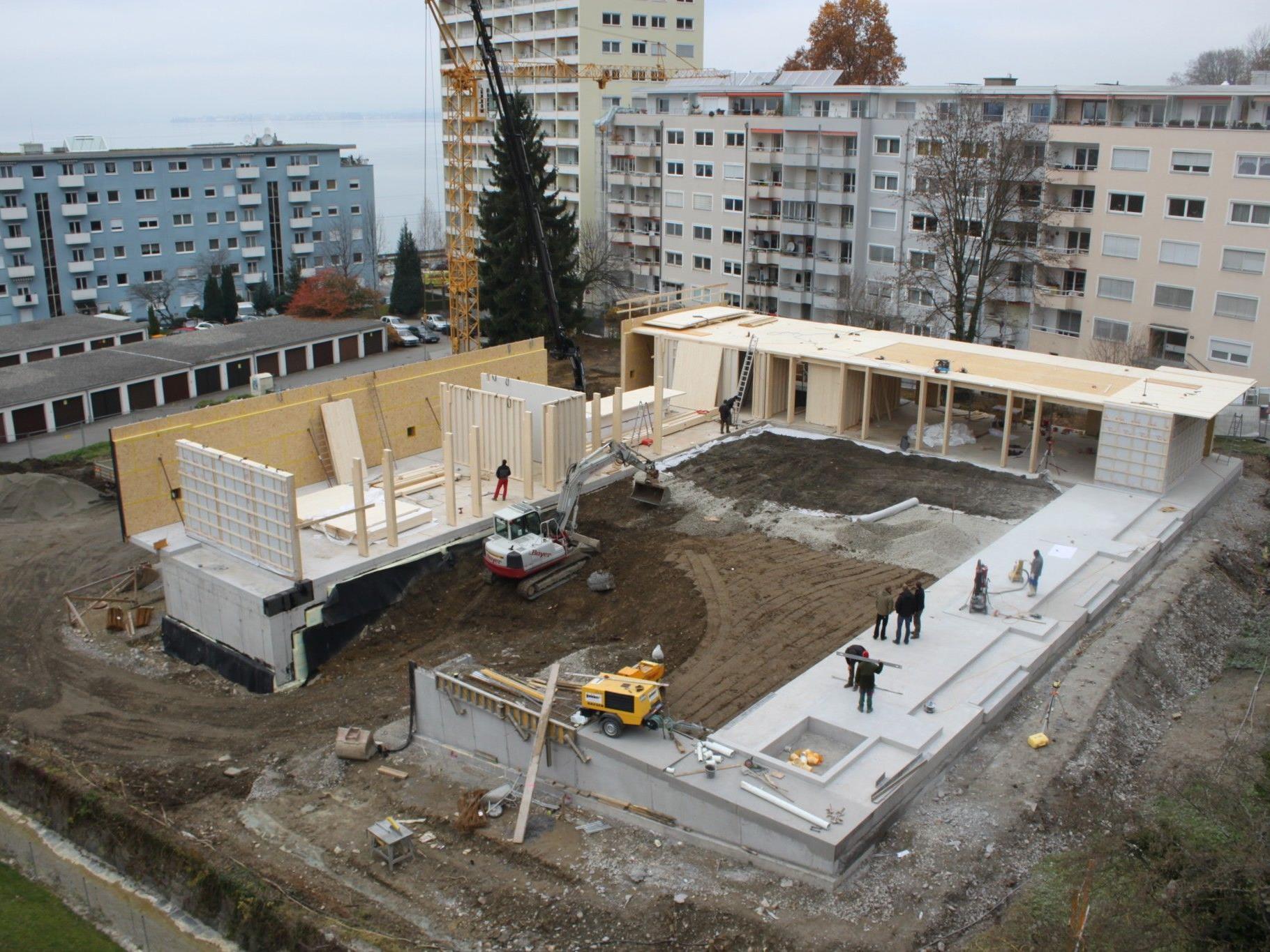 Mit der Aufsetzung der Obergeschoss-Holzkonstruktion nimmt der Neubau des „Kindergarten Klausmühle“ Gestalt an.