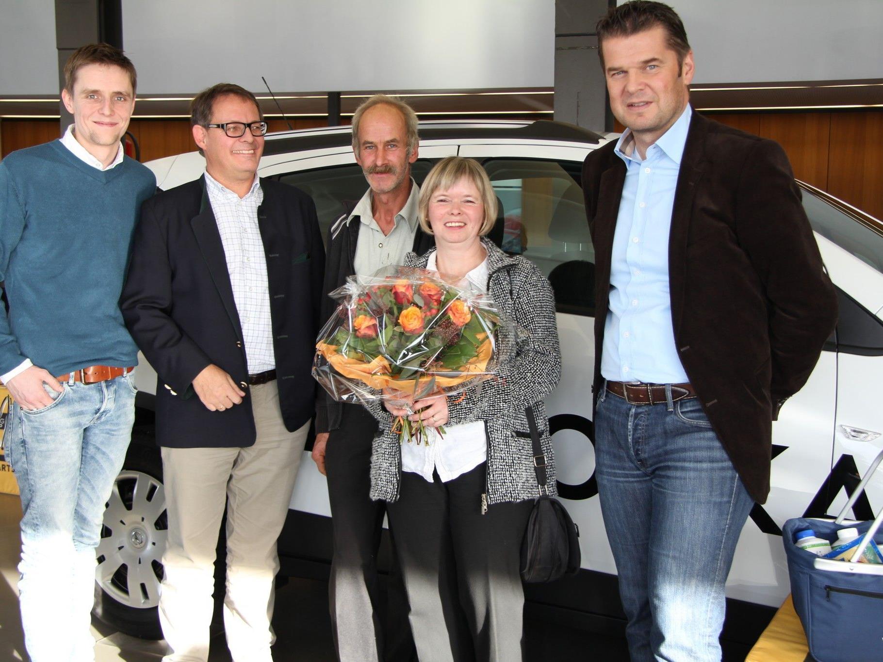 Georg Burtscher (VOL.AT), Christoph Gerster (Opel Gerster), Michael und Rita Bernhard (Gewinnerin), Raimund Wachter (Vorarlberg Milch)