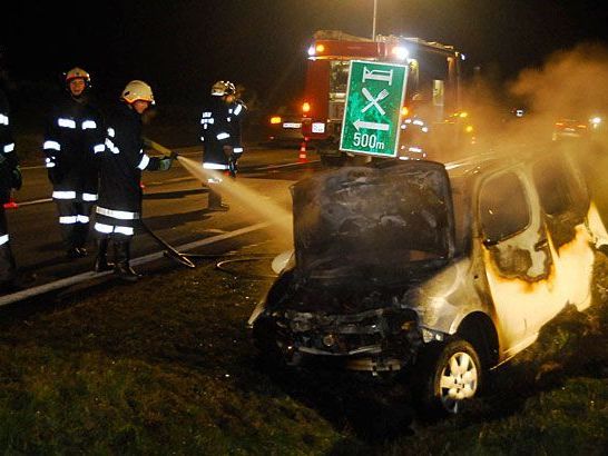 Im Bezirk Horn landete ein Wagen im Graben und stand in Flammen Im Bezirk Horn landete ein Wagen im Graben und stand in Flammen