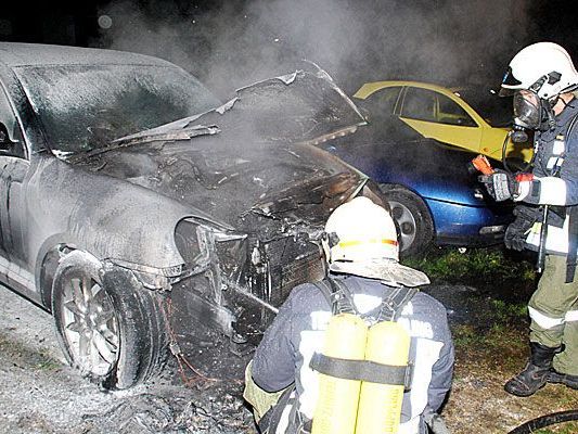 Die Florianijünger hatten beim Löschen des brennenden Porsche alle Hände voll zu tun Die Florianijünger hatten beim Löschen des brennenden Porsche alle Hände voll zu tun