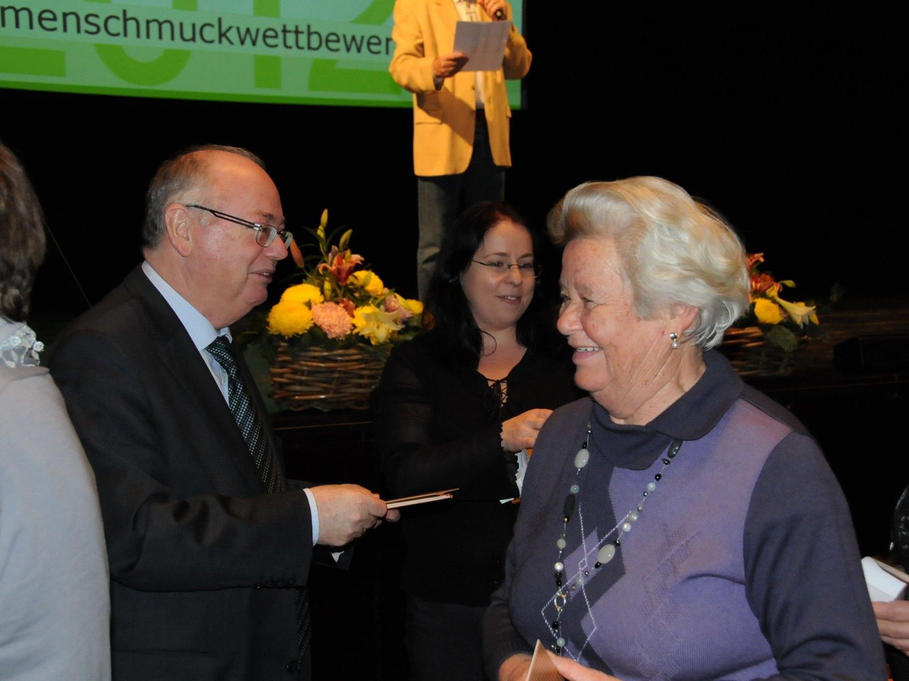Bürgermeister Rümmele gratulierte wieder zahlreichen "Parade-Gärtnern" aus Dornbirn.