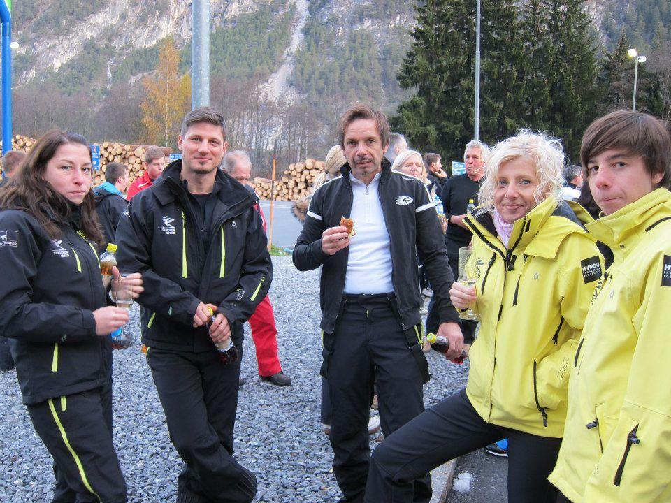Stärkung vor dem Skitest: Sandra, Andreas, Markus, Dagmar und Matthias