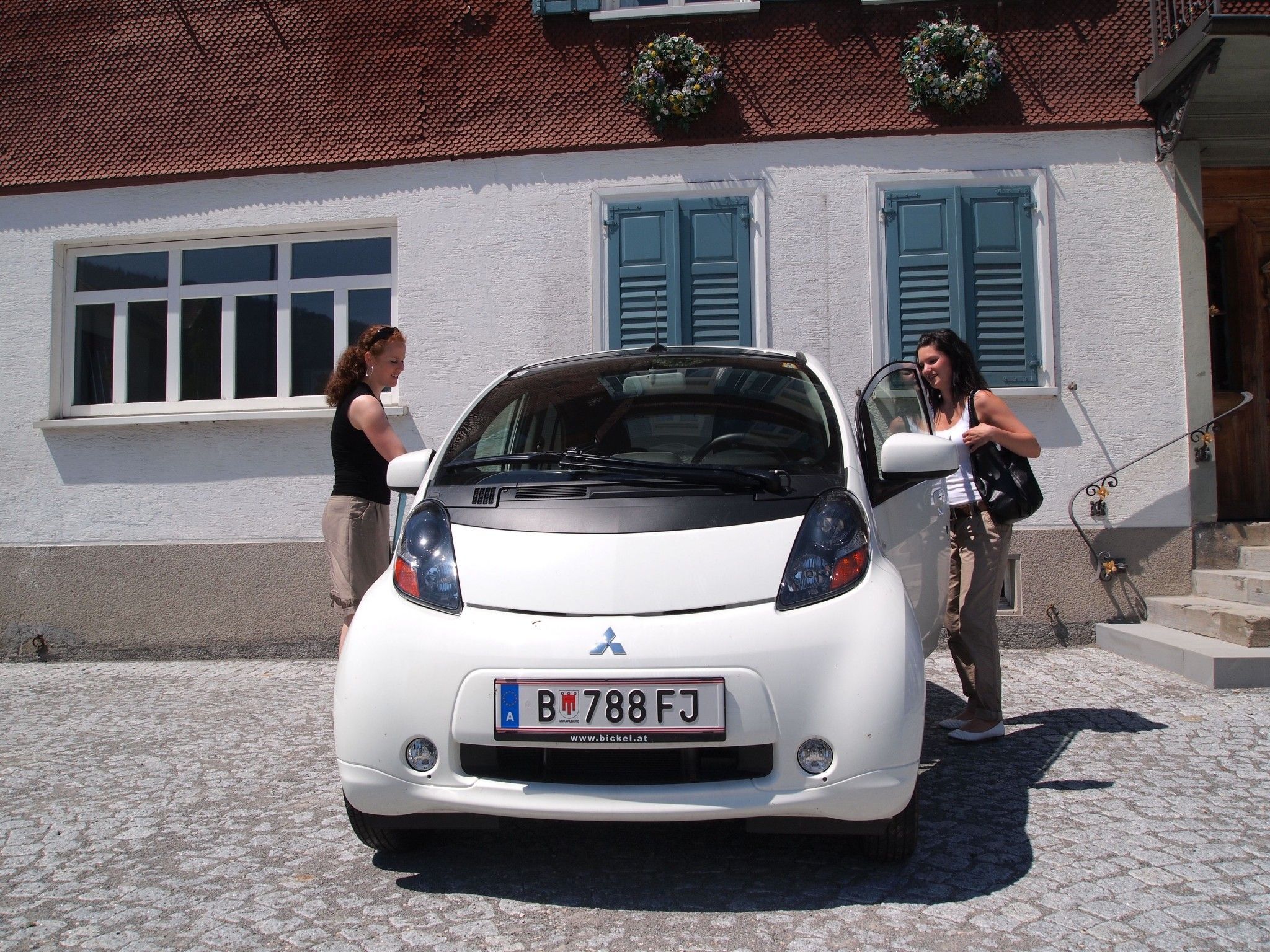 Auch für Firmen bieten die Tools von Caruso Carsharing interessante Optionen an. Die Firma Telesis in Alberschwende (Bregenzerwald) nützt für ihr Carsharing-Auto das elektronische Fahrtenbuch und das Reservierungssystem. Auch für Firmen bieten die Tools von Caruso Carsharing interessante Optionen an. Die Firma Telesis in Alberschwende (Bregenzerwald) nützt für ihr Carsharing-Auto das elektronische Fahrtenbuch und das Reservierungssystem.