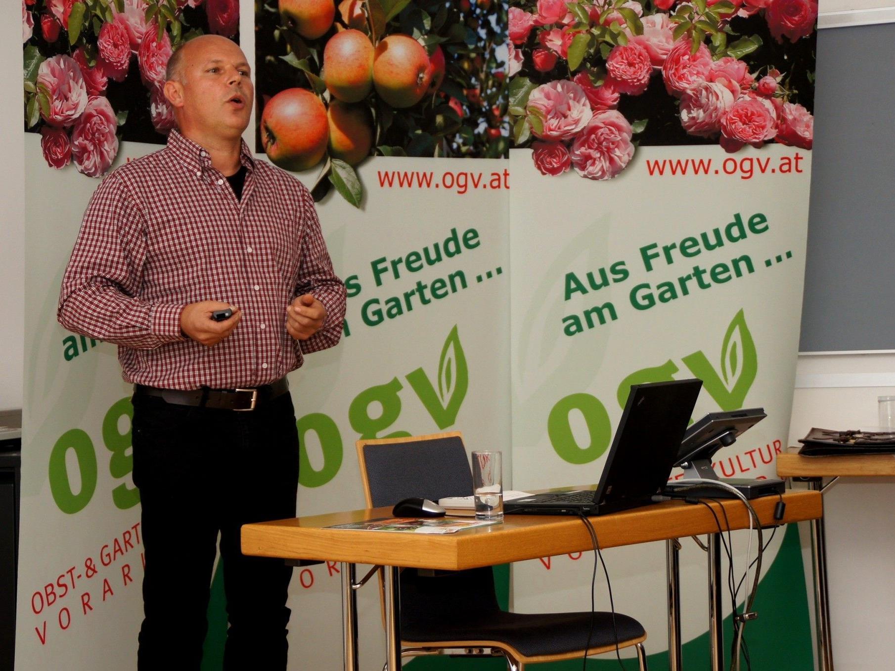 Dietmar Madlener informiert seine Gartenfreunde