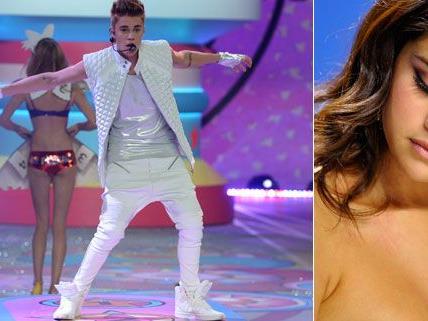 Ein Flirt mit einem Victoria’s Secret Model soll für das Beziehungsaus zwischen Justin Bieber und Selena Gomez verantwortlich sein Ein Flirt mit einem Victoria’s Secret Model soll für das Beziehungsaus zwischen Justin Bieber und Selena Gomez verantwortlich sein