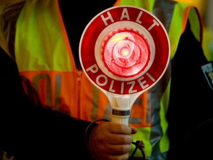 Fahrer flüchtet in Lauterach vor Polizei - Hinweise erbeten. Fahrer flüchtet in Lauterach vor Polizei - Hinweise erbeten.