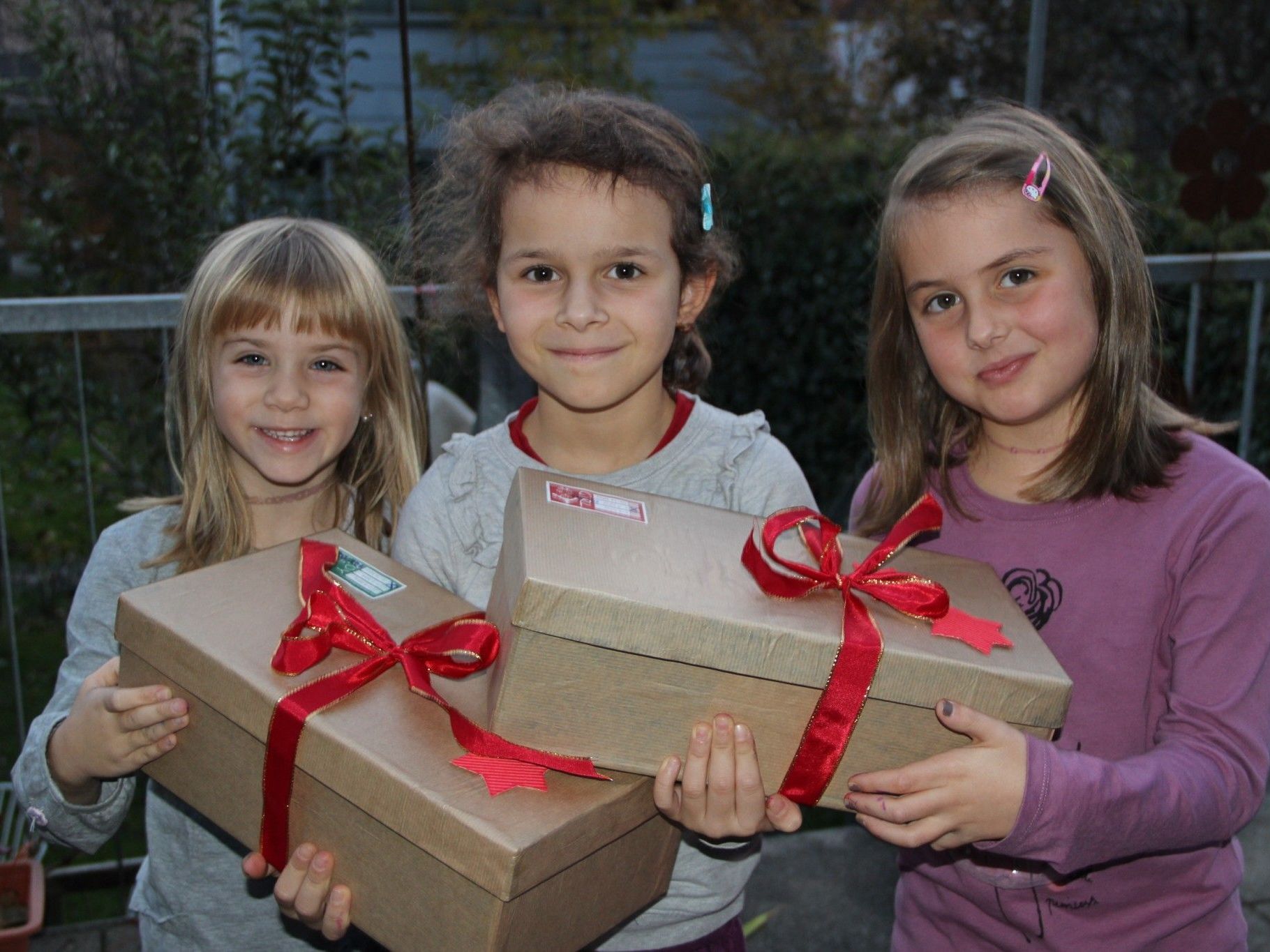 Lara, Mia und Lilly habe ihre Schuhkartons bereits mit Freude verpackt. Lara, Mia und Lilly habe ihre Schuhkartons bereits mit Freude verpackt.