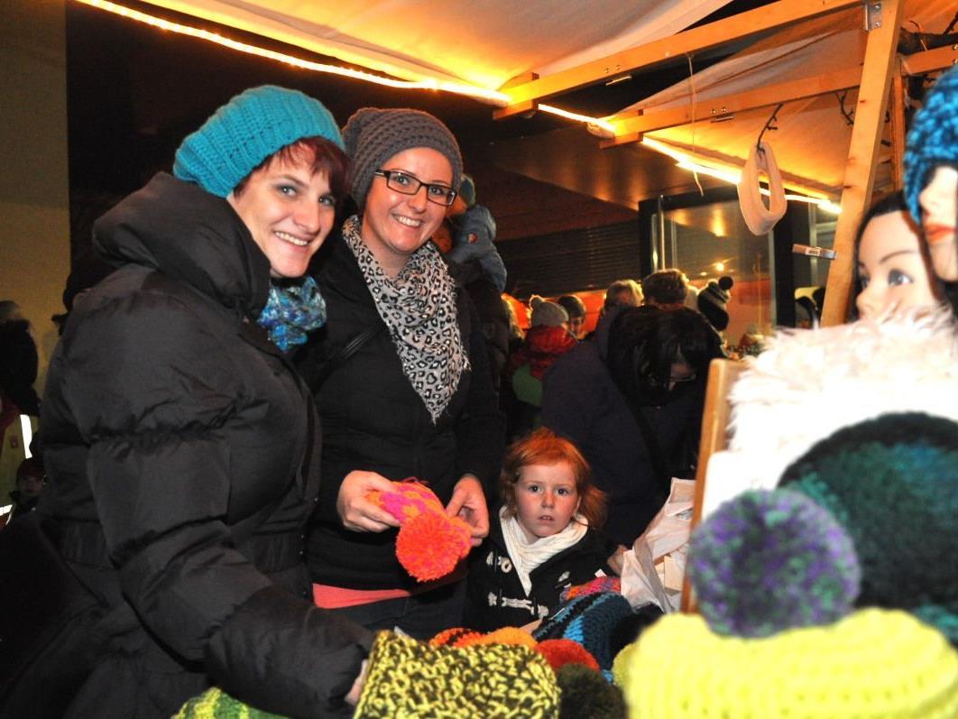 Anett und Sabine genossen es, im tollen Angebot des Altacher Weihnachtsmarktes zu stöbern.