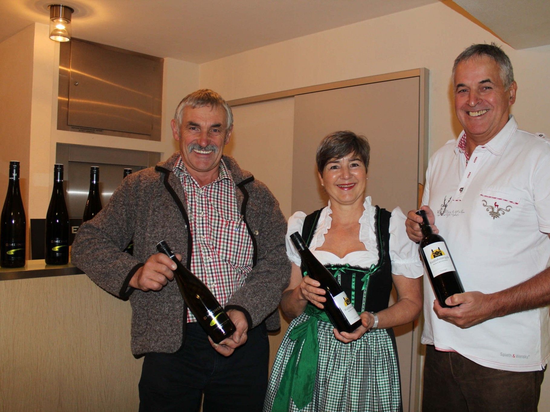 Winzer Georg Gmeiner mit Helga und Peter Schneider. Winzer Georg Gmeiner mit Helga und Peter Schneider.