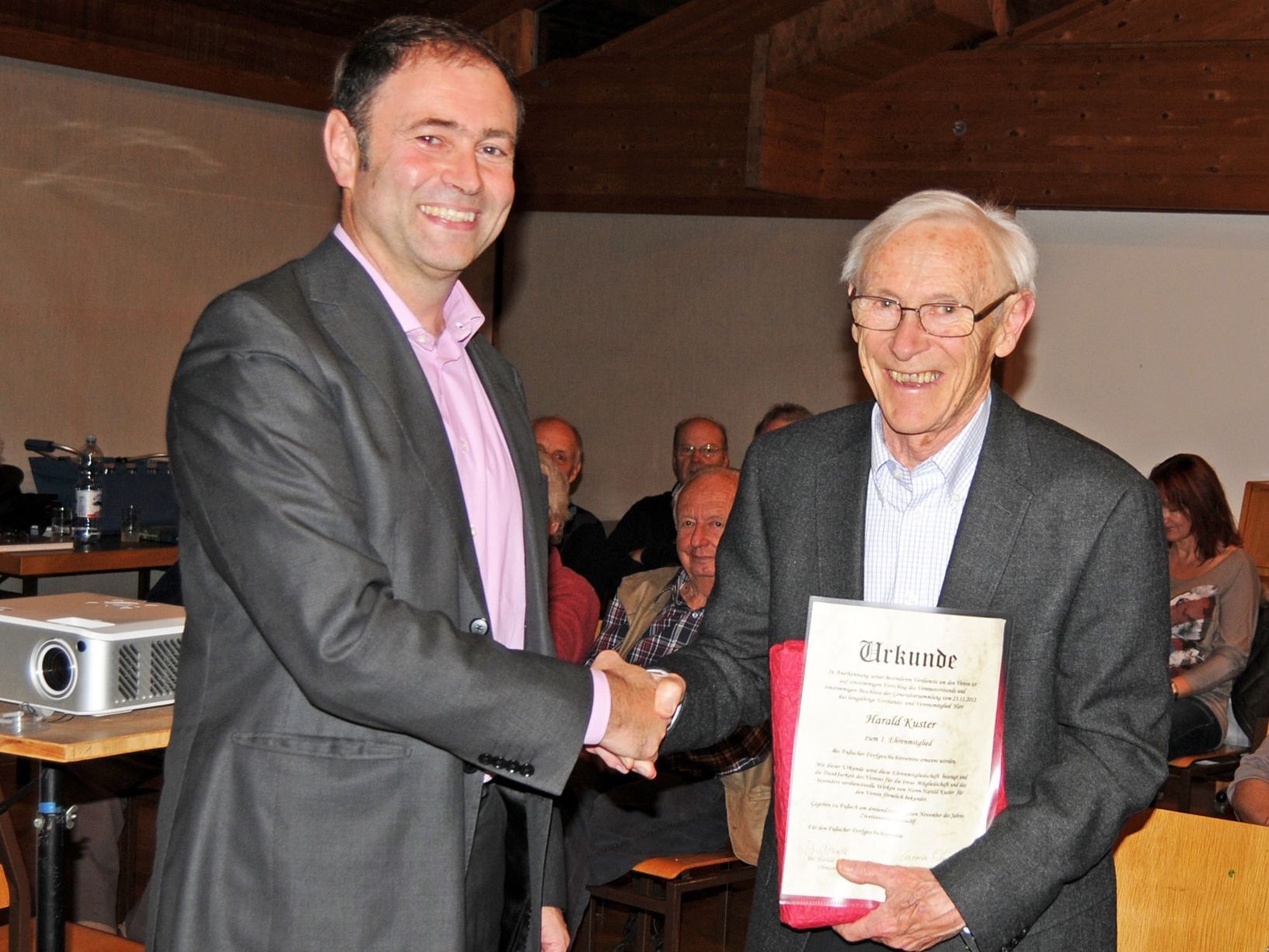 Dr. Harald Bösch, Obmann des Dorfgeschichtevereines, mit dem ersten Ehrenmitglied Harald Kuster. Dr. Harald Bösch, Obmann des Dorfgeschichtevereines, mit dem ersten Ehrenmitglied Harald Kuster.
