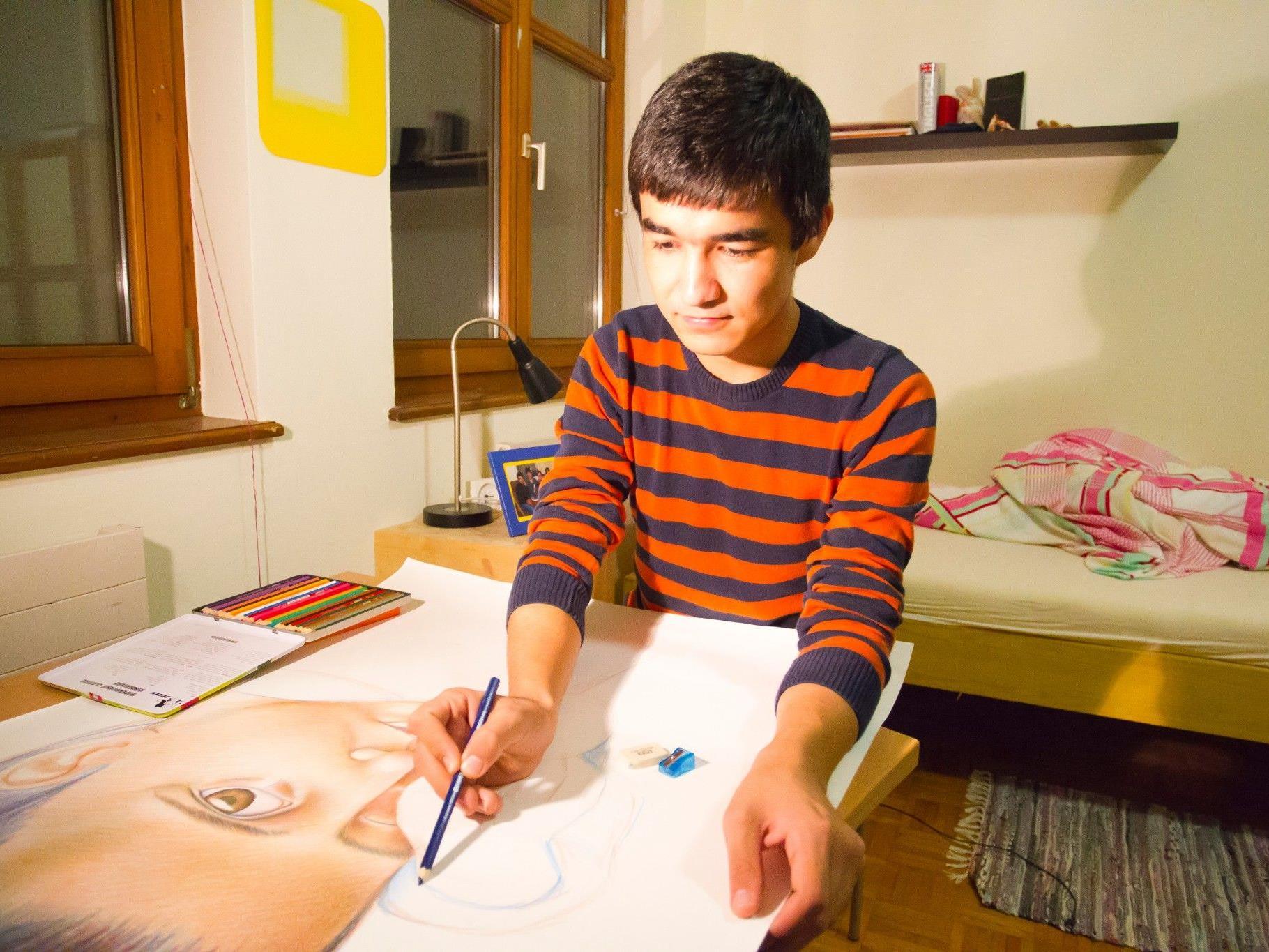 Für den 15-jährigen Zaker will eine Frau Kunstbücher spenden. Er zeichnet mit Begeisterung.