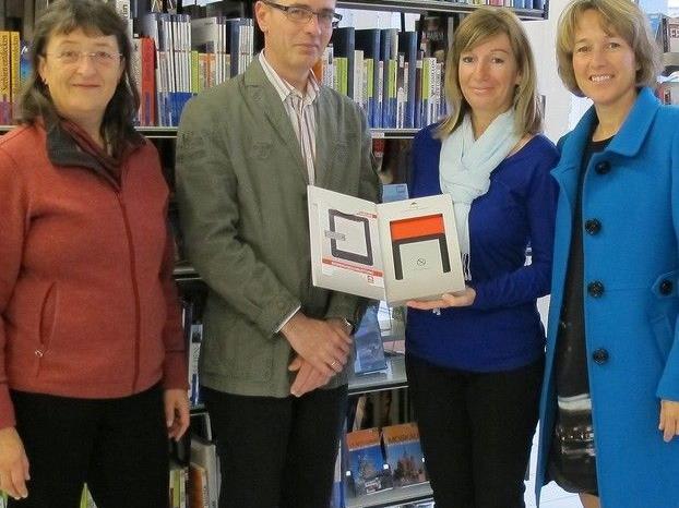 Gewinnerin Michaela Fröhlich erhielt  einen ebook-Reader