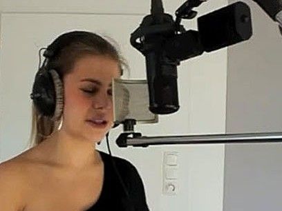 Bald haben 9 Millionen Menschen die Cover-Version von David Guettas "Titanium" auf YouTube gehört. Bald haben 9 Millionen Menschen die Cover-Version von David Guettas "Titanium" auf YouTube gehört.