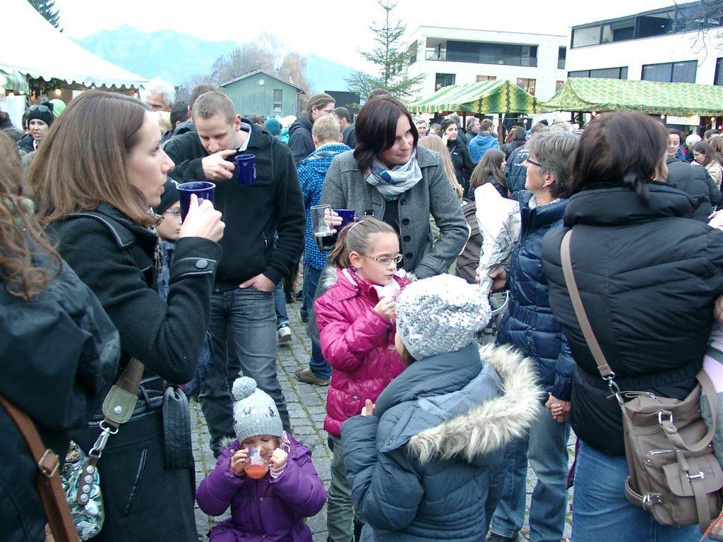 Hunderte Besucher beim Rankweiler Adventmarkt schon am Tag eins.