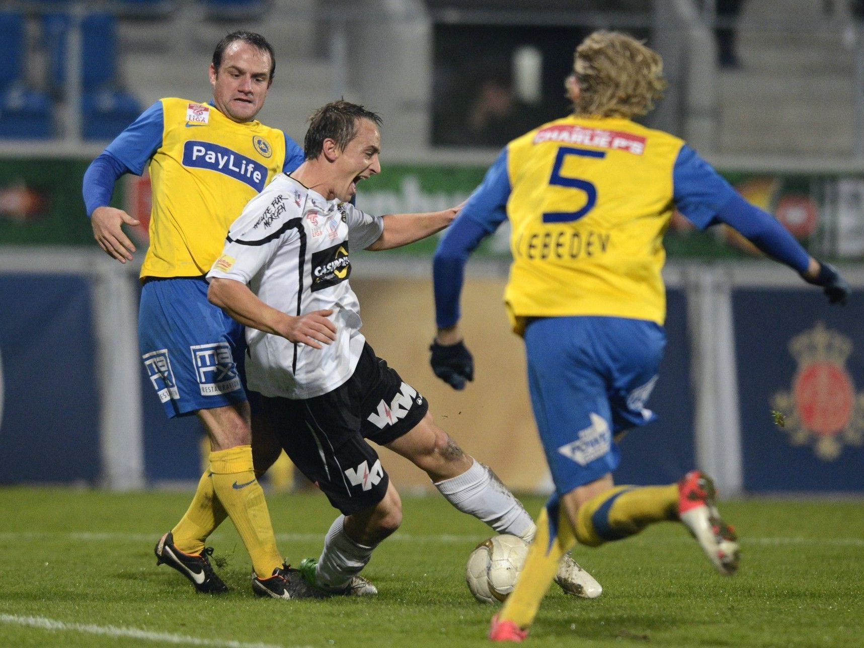 annes Aigner brachte Altach per Elfmeter auf die Siegerstraße. annes Aigner brachte Altach per Elfmeter auf die Siegerstraße.