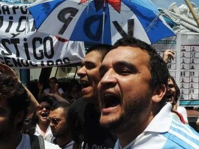 Gestern mussten sich die Todespiloten für ihre Taten verantworten. Argentinische Bürger demonstrieren. Gestern mussten sich die Todespiloten für ihre Taten verantworten. Argentinische Bürger demonstrieren.