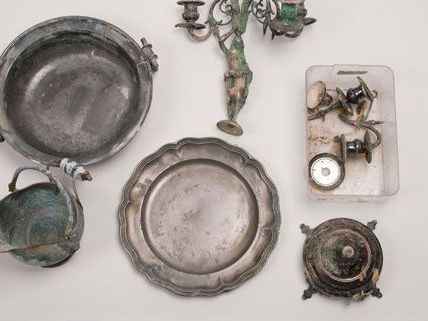 Unter anderem wurden diese Gegenstände in einem Waldgebiet entdeckt. Unter anderem wurden diese Gegenstände in einem Waldgebiet entdeckt.