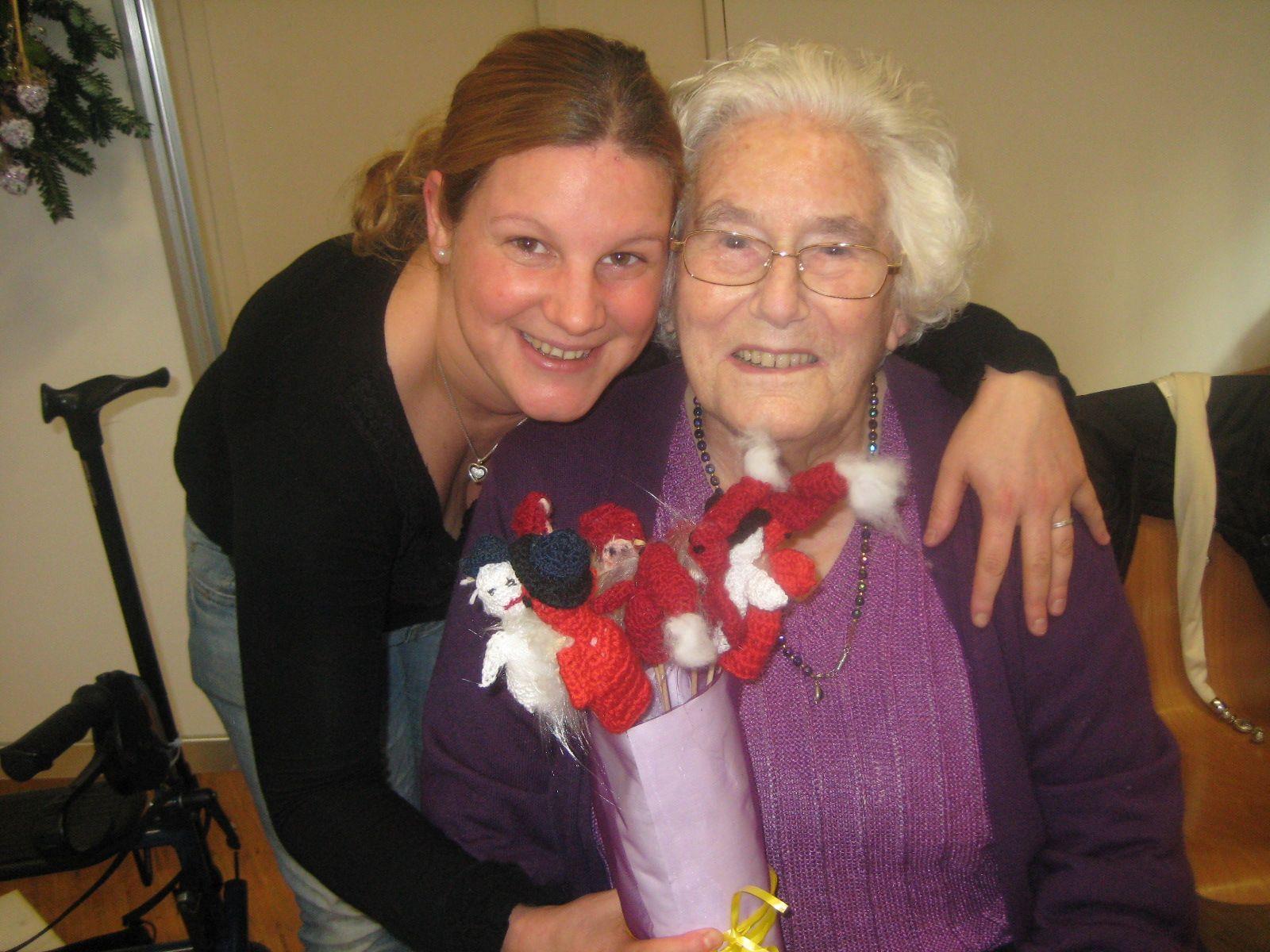 Maria mit ihrer Oma und mit 92 Jahren älteste Ausstellerin Anna.