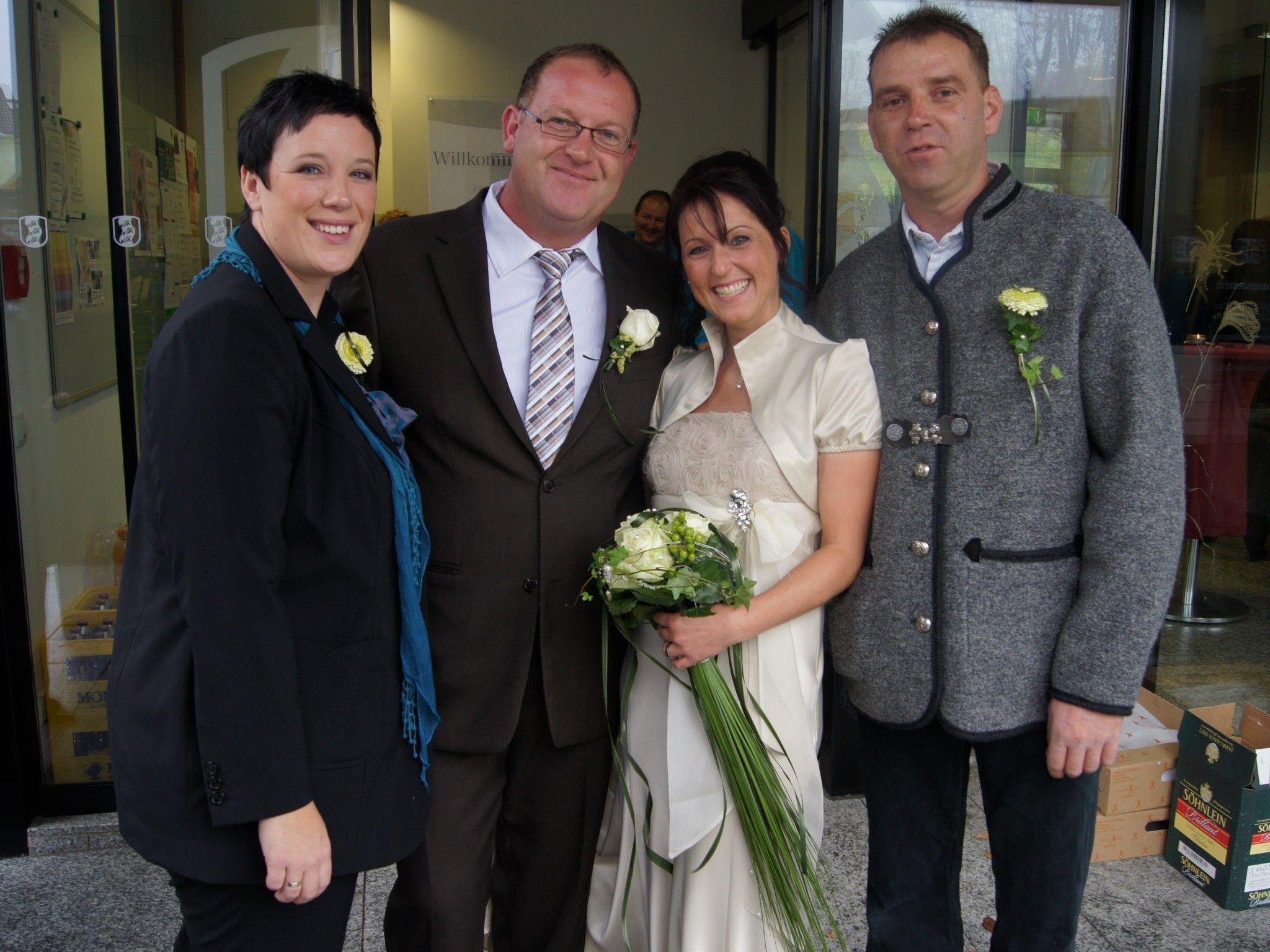 Das Brautpaar mit den Trauzeugen beim Standesamt in Schwarzach Das Brautpaar mit den Trauzeugen beim Standesamt in Schwarzach
